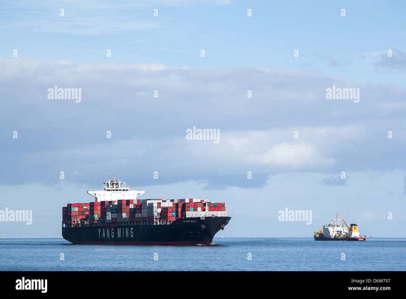 Cuxhaven, Germania, il contenitore nave cargo di Yang Ming Line Foto Stock