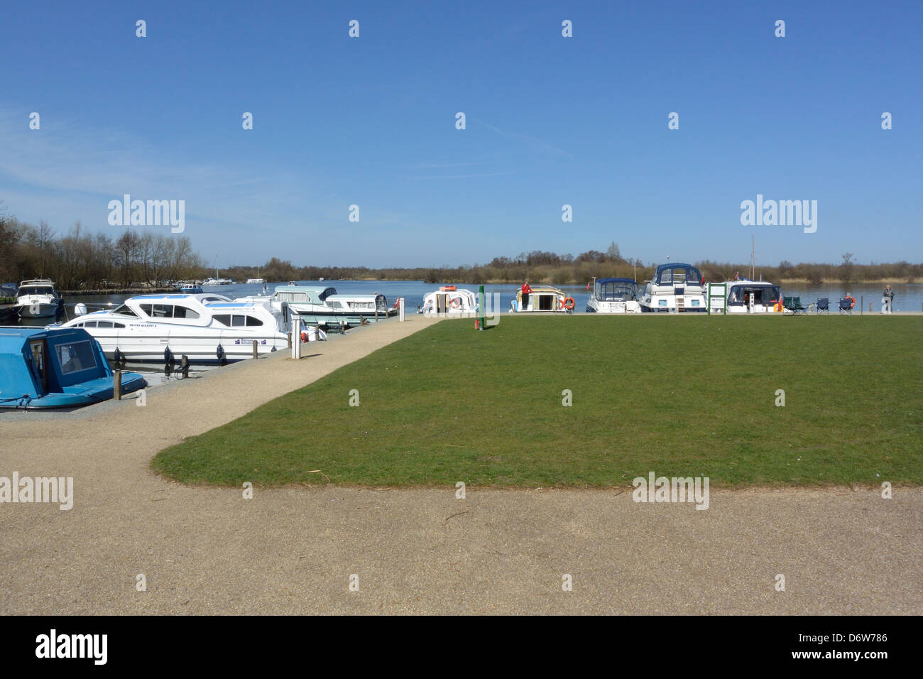 Broads incrociatori ormeggiato a Ranworth Staithe, con Malthouse ampia al di là, Norfolk Broads National Park Foto Stock