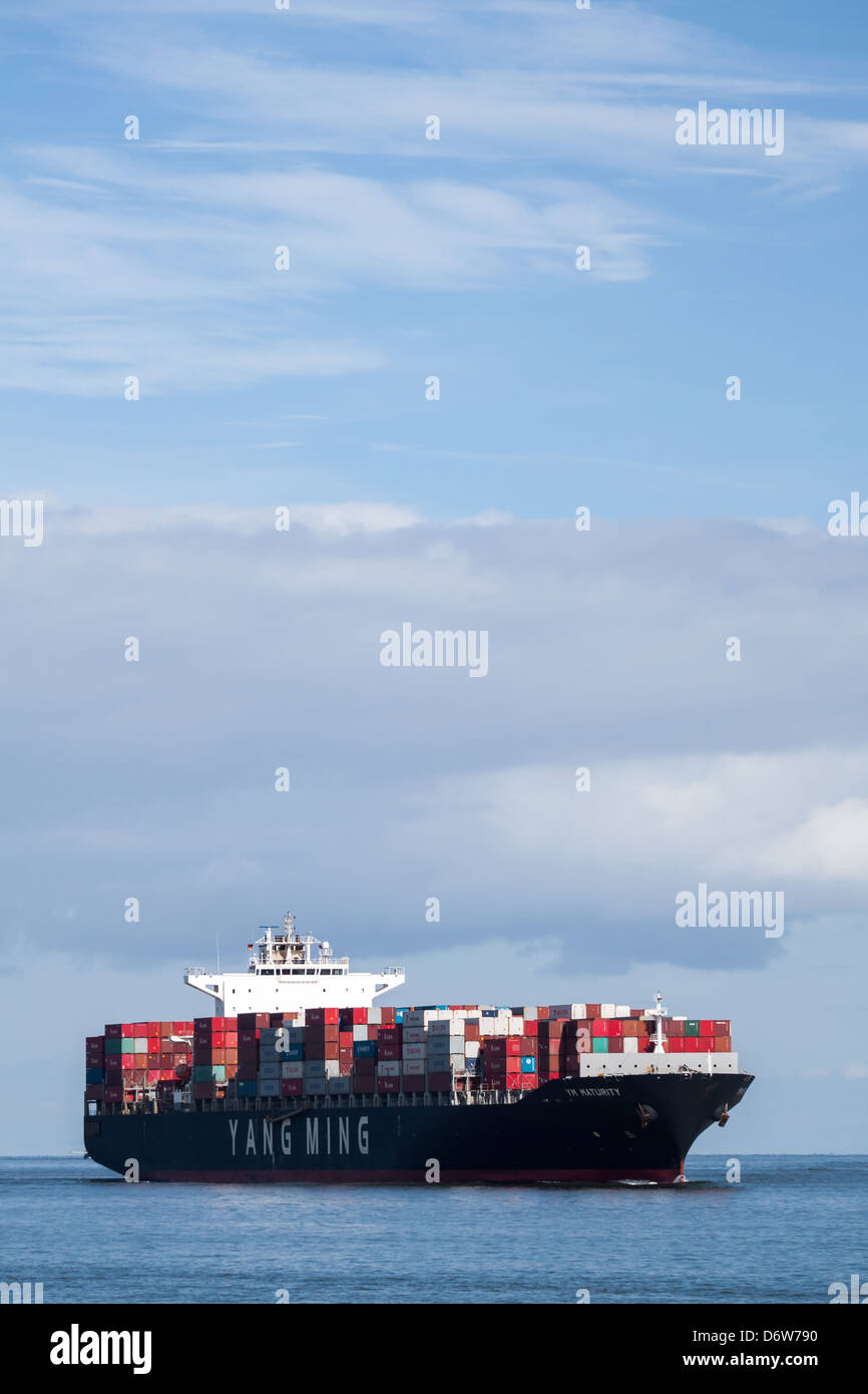 Cuxhaven, Germania, il contenitore nave cargo di Yang Ming Line Foto Stock