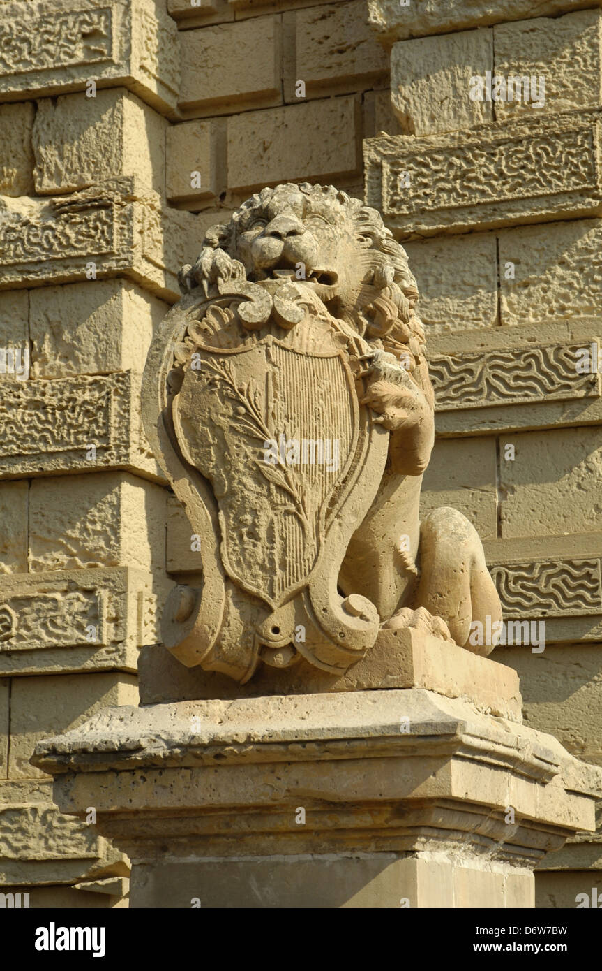 Scultura leone che regge lo stemma di Vilhena o la città di Rabat al di fuori del 17 ° secolo stile barocco porta Vilhena la porta principale nella città fortificata di Mdina anche noto con i suoi titoli Città Vecchia o Città Notabile, situato nella regione settentrionale di Malta Foto Stock