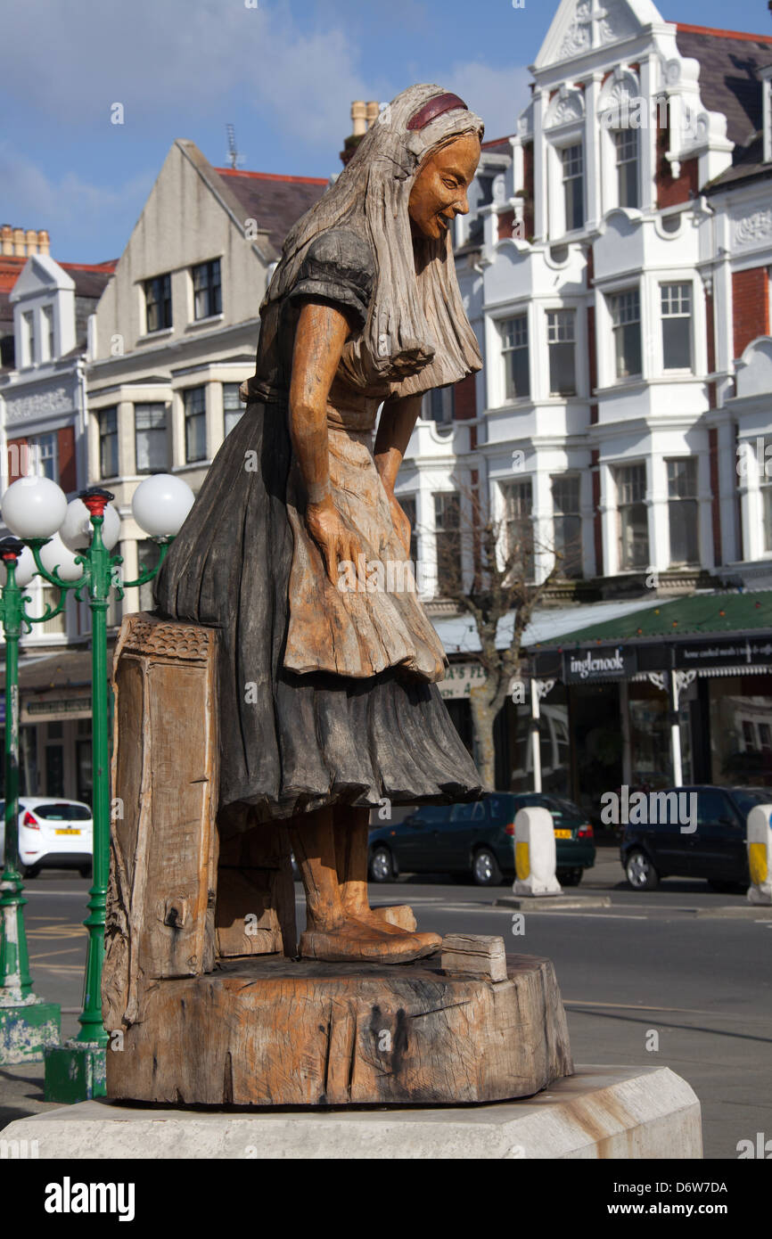 La città di Llandudno, Galles. Il Simon Hedger scolpita in Alice nel paese delle meraviglie di scultura in legno di quercia a Llandudno's Augusta Street. Foto Stock