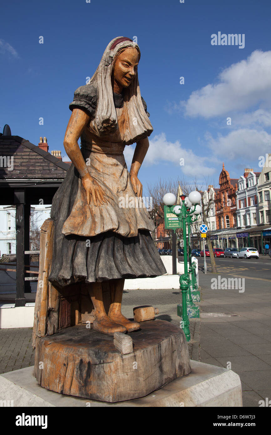 La città di Llandudno, Galles. Il Simon Hedger scolpita in Alice nel paese delle meraviglie di scultura in legno di quercia a Llandudno's Augusta Street. Foto Stock