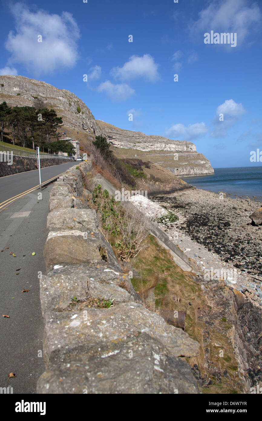 La città di Llandudno, Galles. Il pittoresco sunny view di Great Orme strada a pedaggio, Marine Drive, sul lato settentrionale del promontorio. Foto Stock