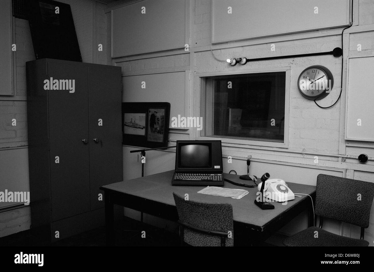 Guerra fredda studio broadcast con un bunker Foto Stock