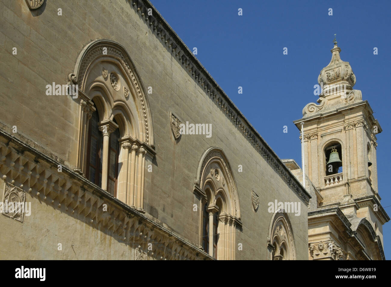 Facciata di Palazzo Santo Sofia palace focalizzata sulla doppia luce Siculo normanno windows nella vecchia città di Mdina conosciuta anche dai suoi titoli Citta Vecchia o Citta Notabile, una città fortificata nella regione settentrionale di Malta Foto Stock