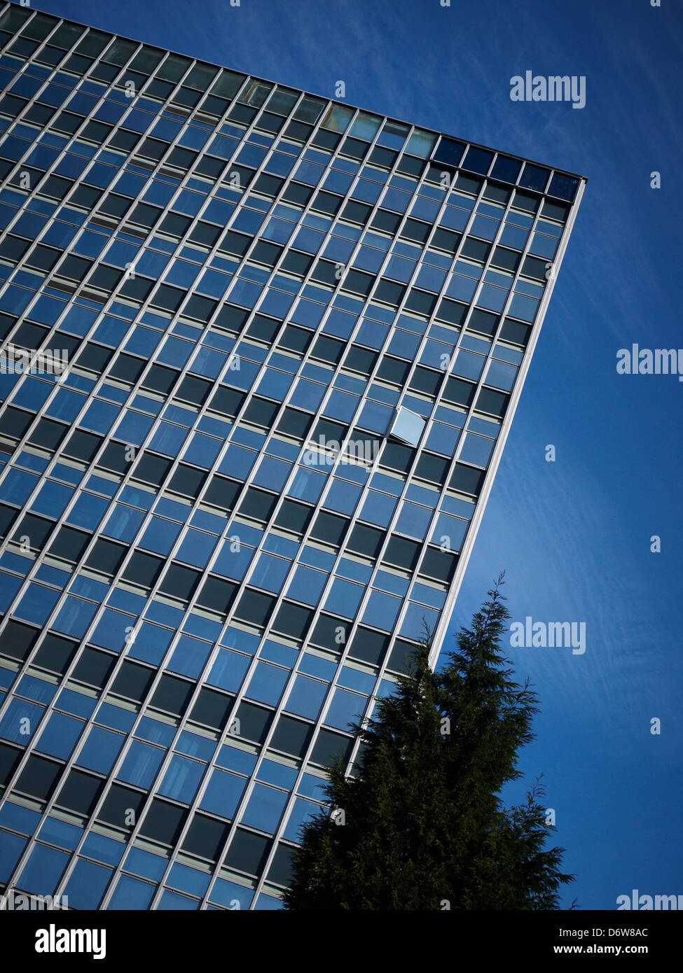 Finestra aperta sul blocco di ufficio a Manchester REGNO UNITO Foto Stock