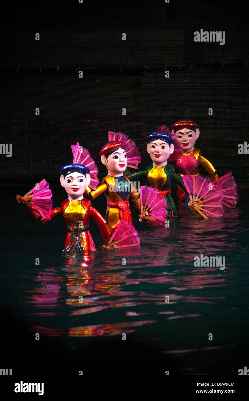 Verticale fino in prossimità di un colorato luminosamente acqua puppet doll, un tradizionale artform in Vietnam. Foto Stock