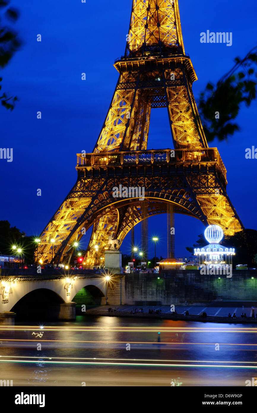 La torre Eiffel di notte, CON IMBARCAZIONI DA FIUME Foto Stock