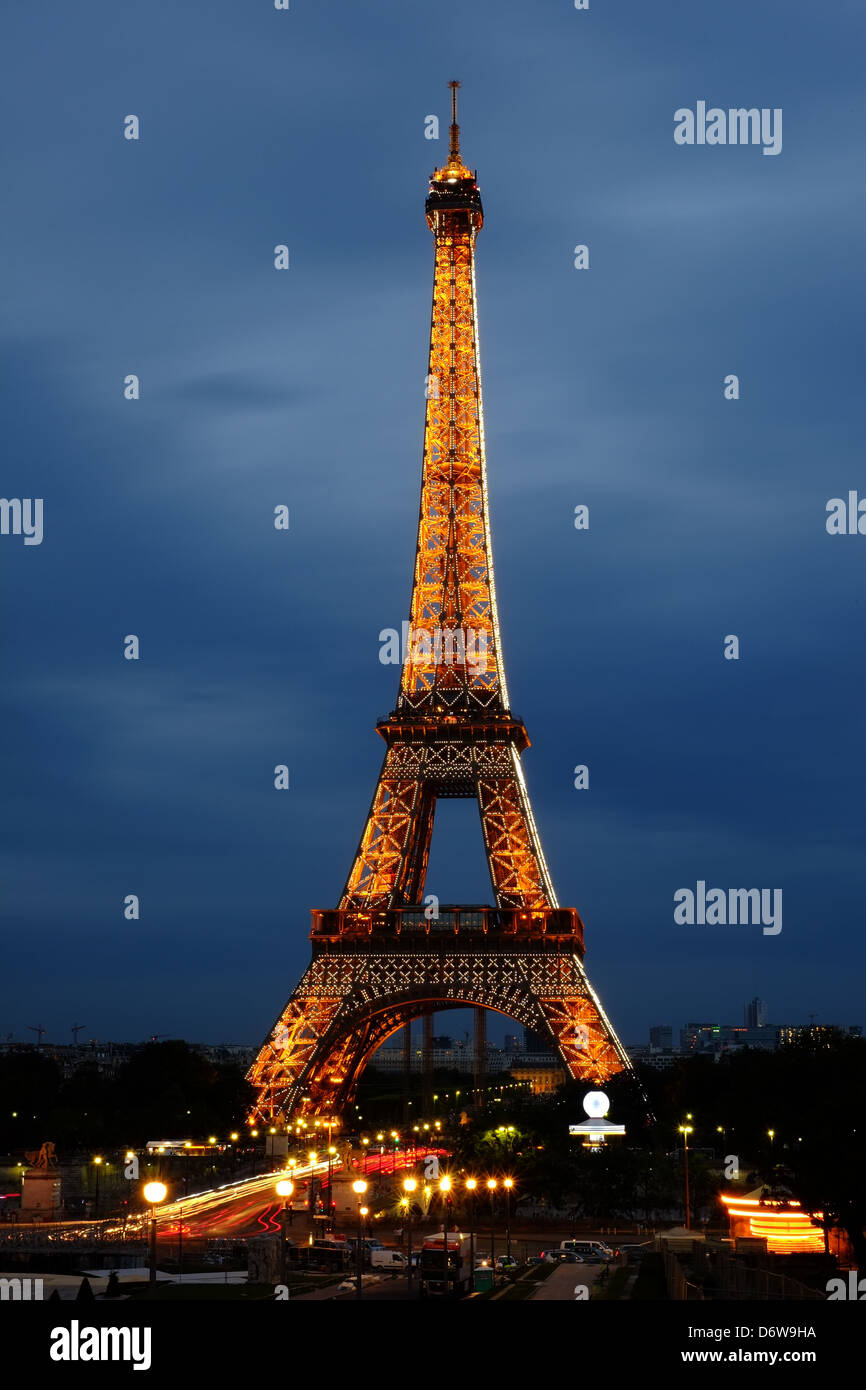 Torre Eiffel al tramonto, scintillante Torre Eiffel di notte, weekend nella romantica Parigi, icona di Parigi, struttura iconica Parigi Foto Stock