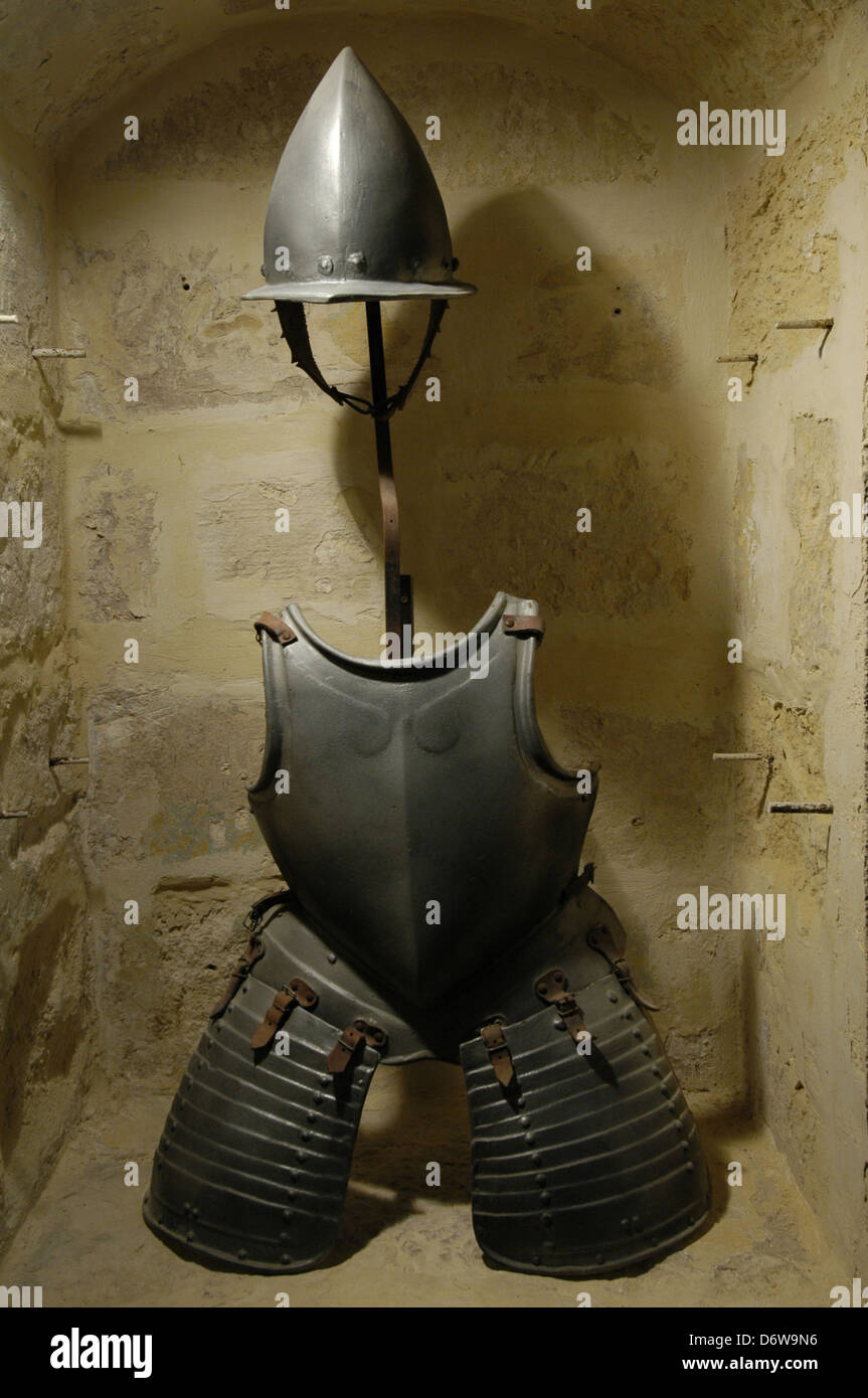 Il cavaliere del gotico piastra body armour visualizzato nella Torre di Wignacourt di Bugibba, Malta Foto Stock
