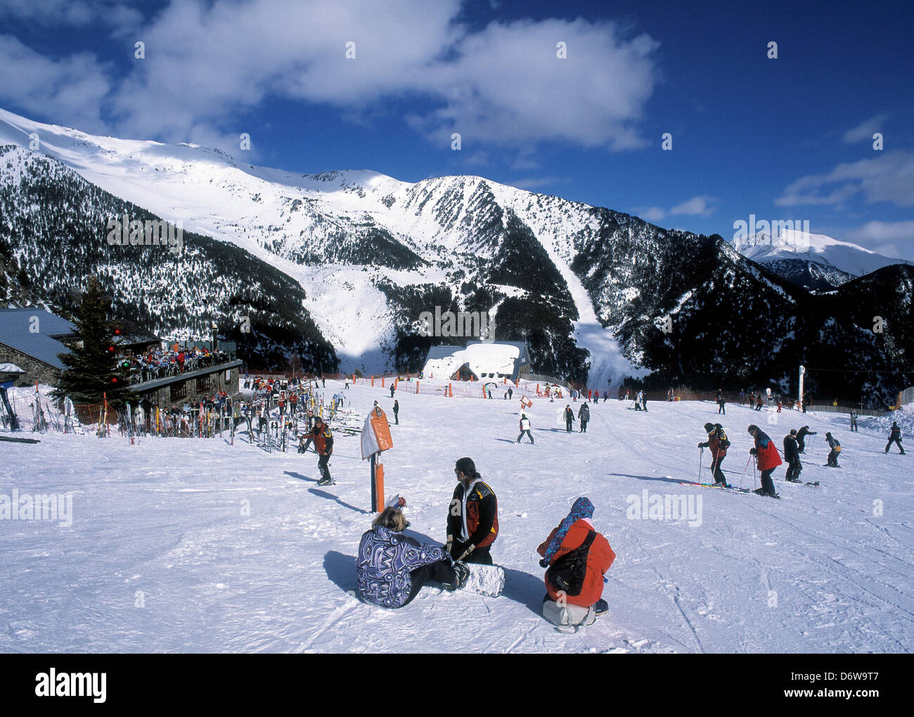 Spagna, Arinsal Resort piste da sci, la gente lo sci e lo snowboard Foto Stock