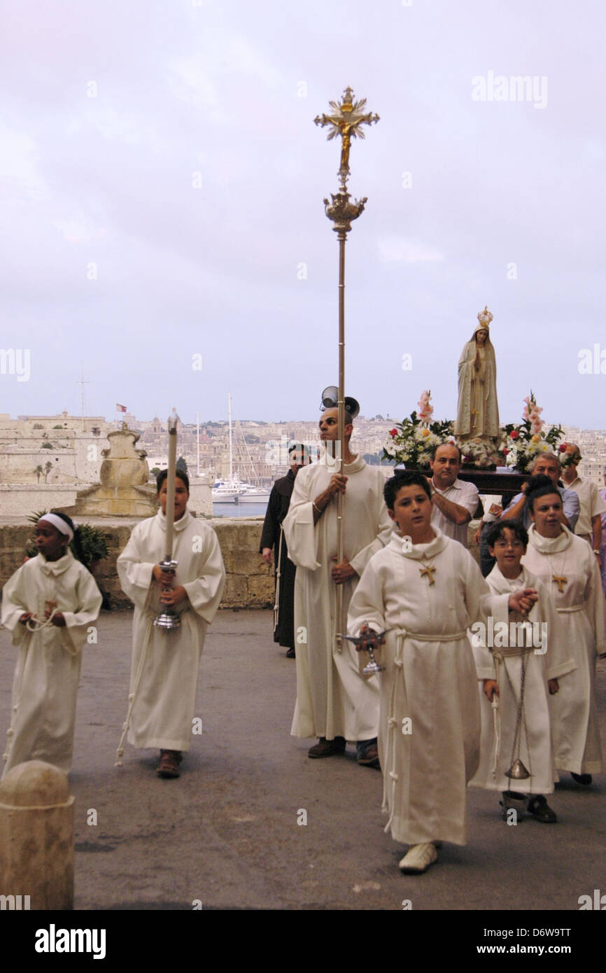 L'effige di Maria è portato dai celebranti durante il processo di Cattolica a La Valletta capitale di Malta Foto Stock