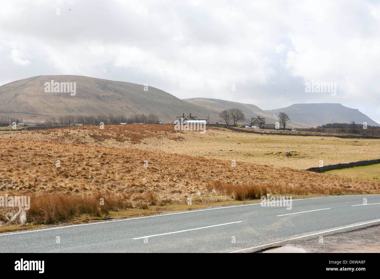 Stazione Ribblehead con Simon cadde e Ingletborough in background Foto Stock