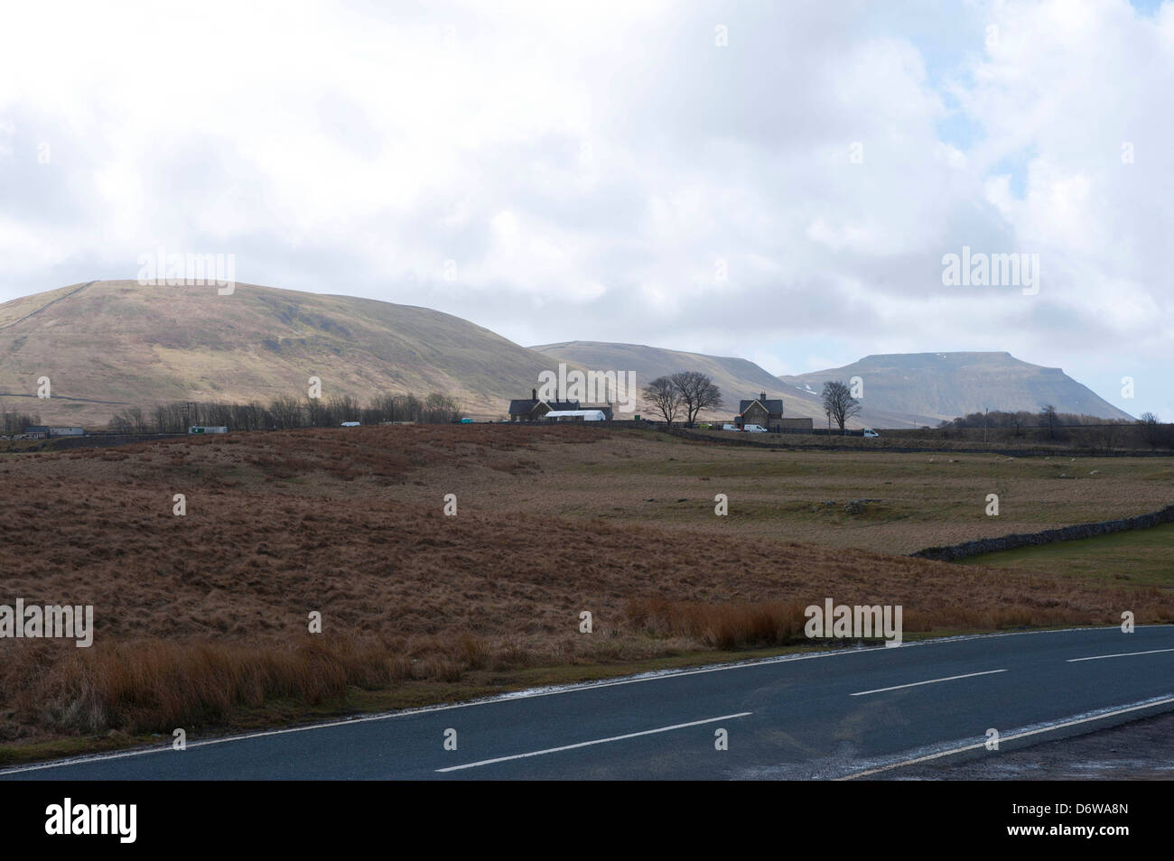 Stazione Ribblehead con Ingleborough e Simon cadde in background Foto Stock