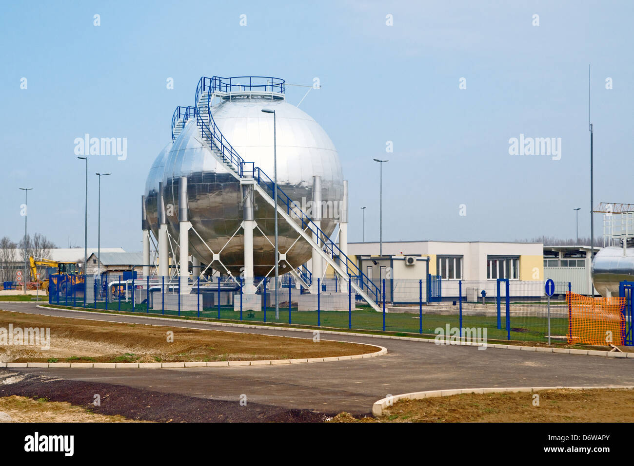 Serbatoi dell'olio. Serbatoi di accumulo di carburante alla raffineria di petrolio fabbrica. Foto Stock