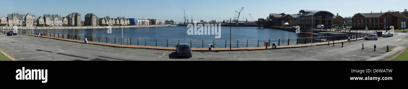 Chatham medway fiume cielo chiaro gru decking acqua Foto Stock