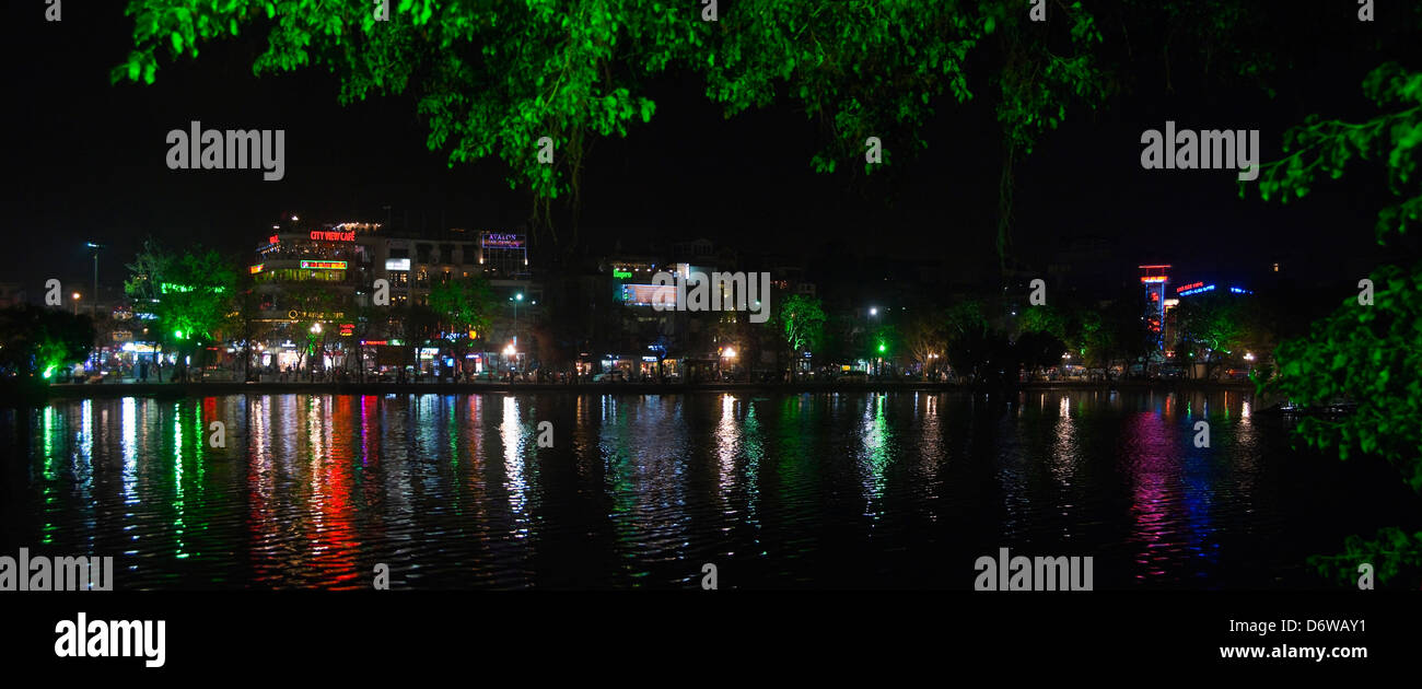 Orizzontale (2 picture stitch) panoramica della sponda settentrionale del Lago Hoan Kiem ad Hanoi durante la notte. Foto Stock