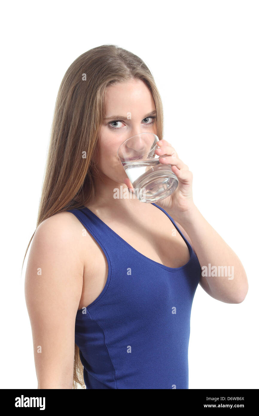 Bella donna di acqua potabile da un vetro di un bianco sfondo isolato Foto Stock
