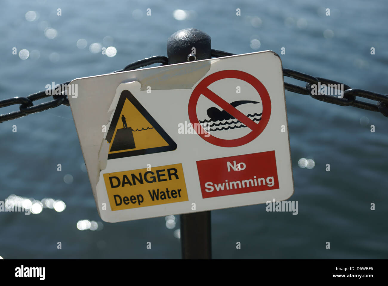 Pericolo in acqua profonda piscina non profondo blu chiaro Foto Stock