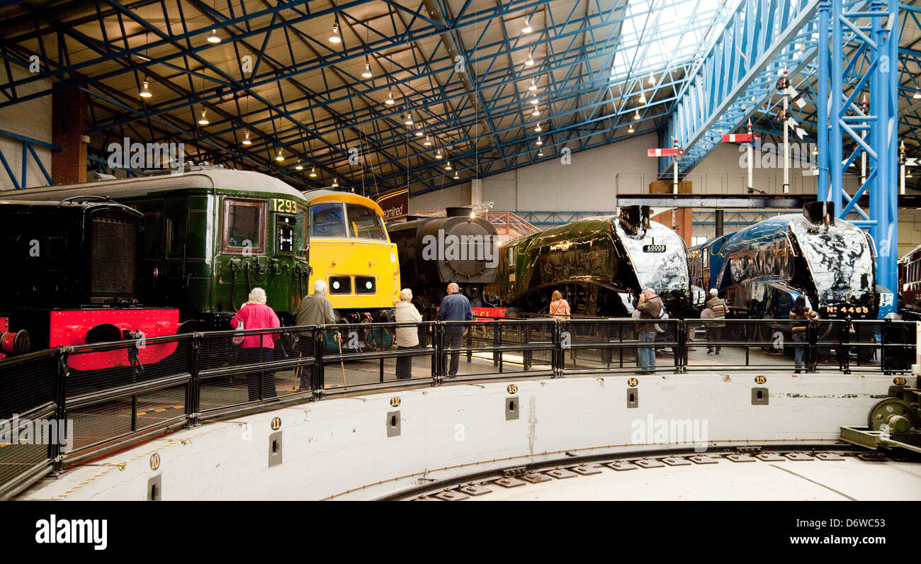 Persone che guardano ai motori a vapore nel museo nazionale delle ferrovie, York, Regno Unito Foto Stock