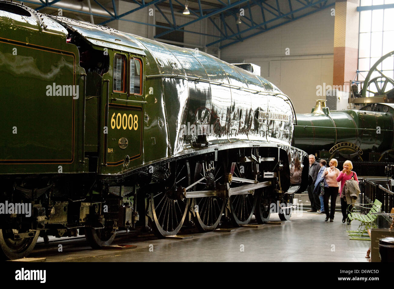 Le persone in cerca di un4 class motore di vapore nella National Railway Museum, York, Regno Unito Foto Stock