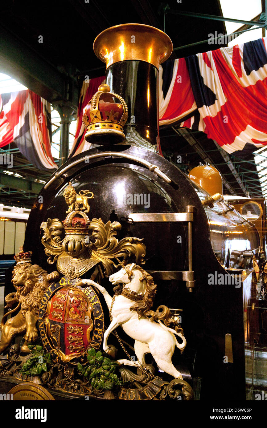 Un vecchio motore a vapore nella National Railway Museum, York, Regno Unito Foto Stock