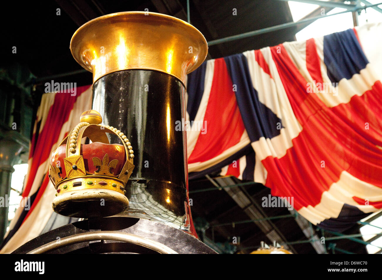 L'imbuto di un vecchio motore a vapore e la Union Jack flag nel museo nazionale delle ferrovie, York, Regno Unito Foto Stock