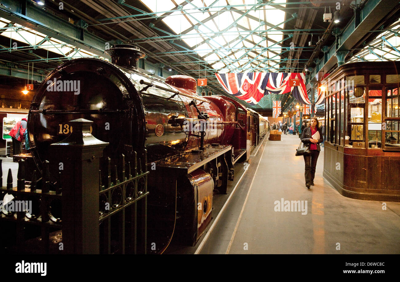 Un visitatore guardando un vecchio motore a vapore nella National Railway Museum, York, Regno Unito Foto Stock