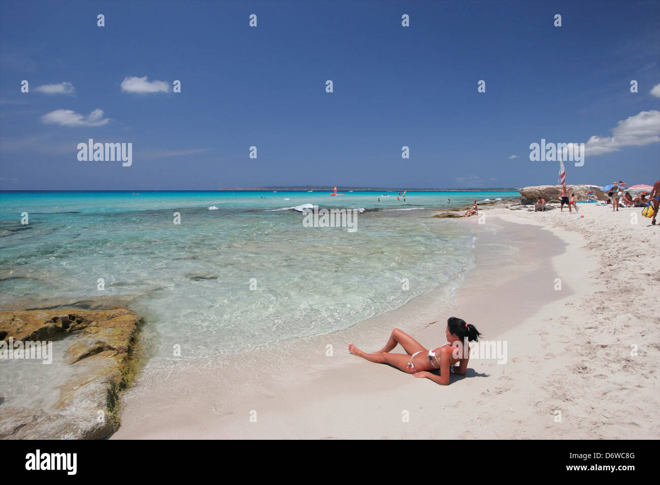 Spagna Formentera Cala Saona Donna A Prendere Il Sole