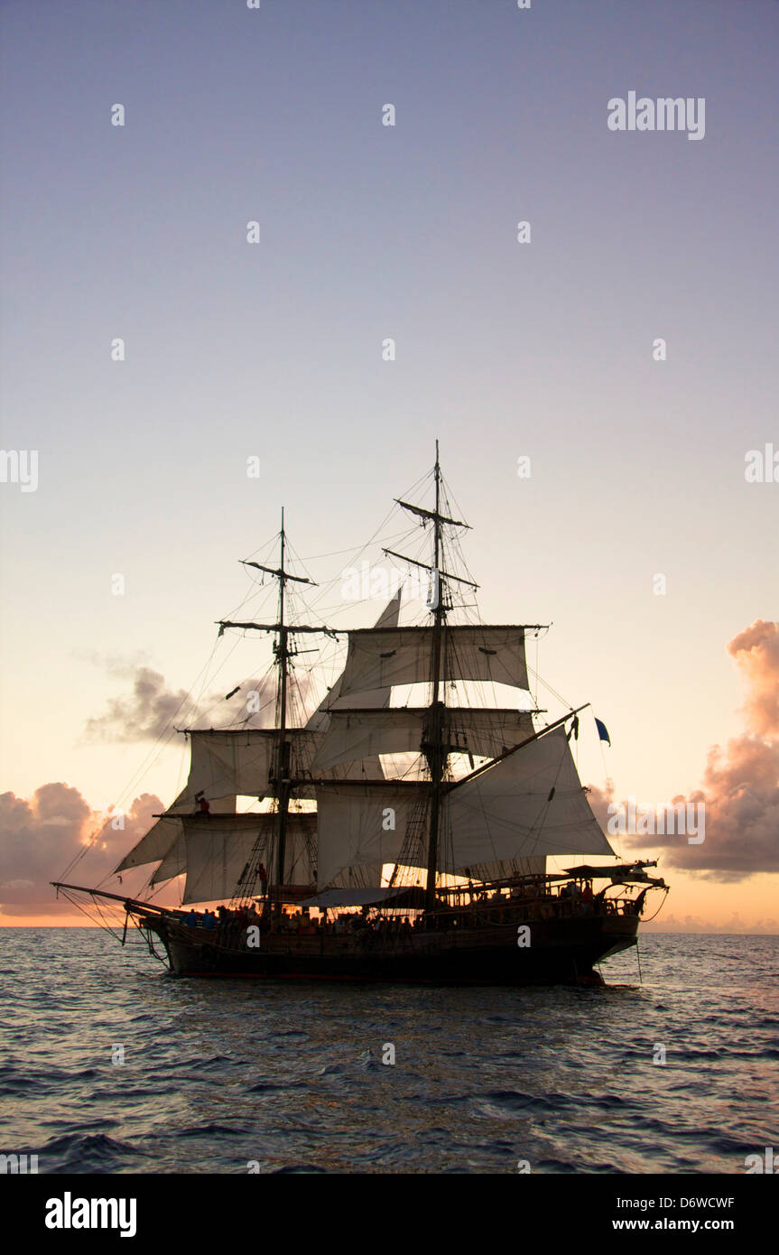 Crociera al tramonto sul brigantino Unicorn, in stile XVIII secolo nave Featured In Pirati dei Caraibi Foto Stock