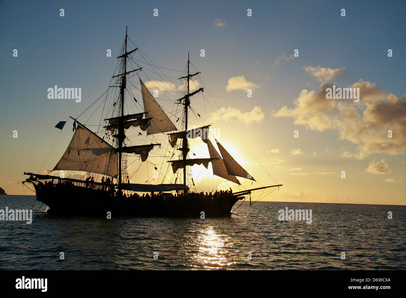 Crociera al tramonto sul brigantino Unicorn, in stile XVIII secolo nave Featured In Pirati dei Caraibi Foto Stock