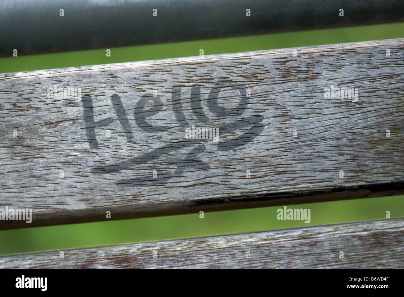 Ciao panchina del parco quercia Legno stagionato barra metallica tubo Foto Stock