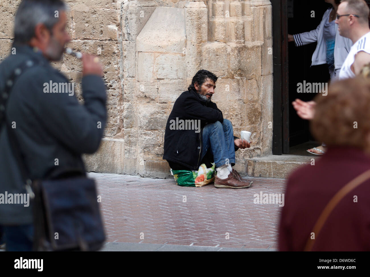 Un uomo che mendica per denaro in una via centrale in spagnolo isola turistica di Maiorca Foto Stock