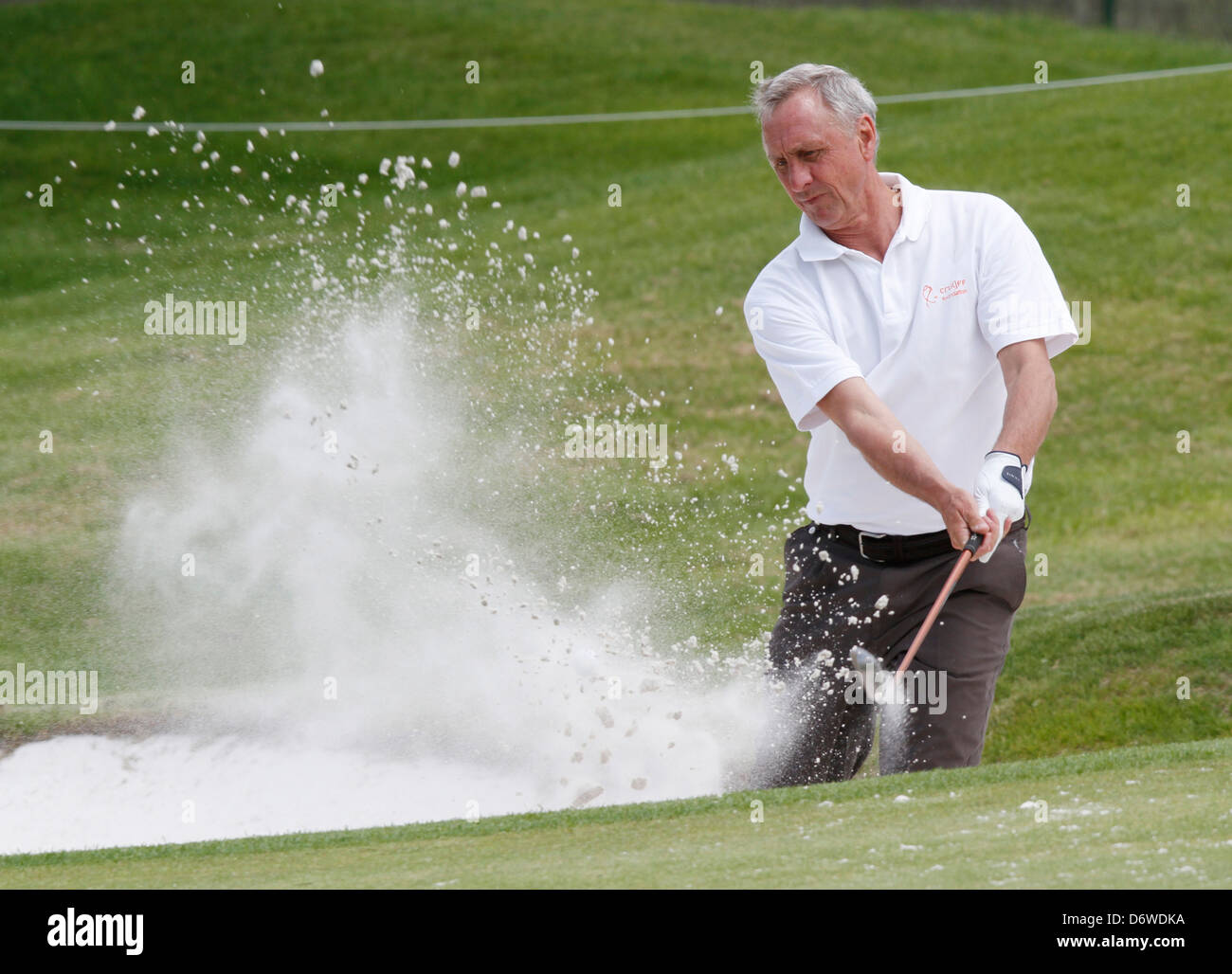 Ex calciatore e allenatore olandese Johan Cruyff colpisce la sfera durante un torneo nell'isola di Mallorca Foto Stock