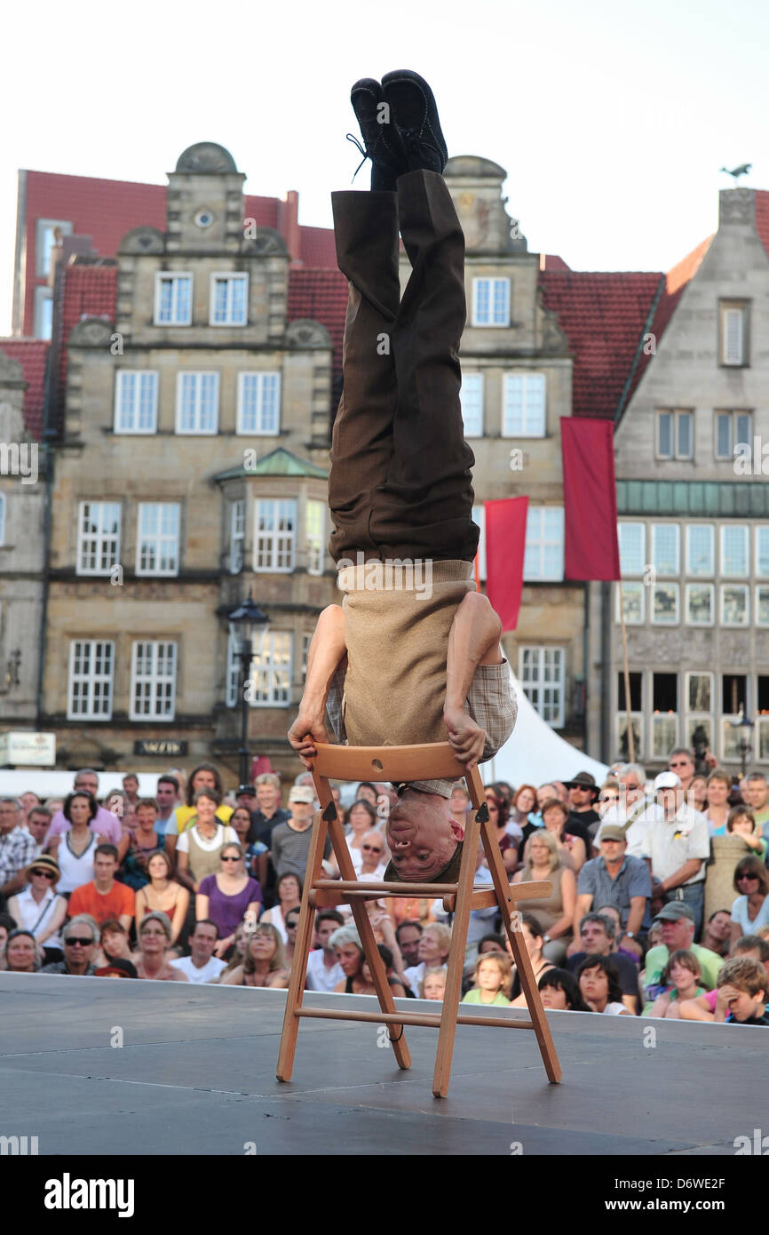 Bremen, Germania, giocoleria duo posto la caduta al Festival Internazionale del Circo 2012 Street Foto Stock