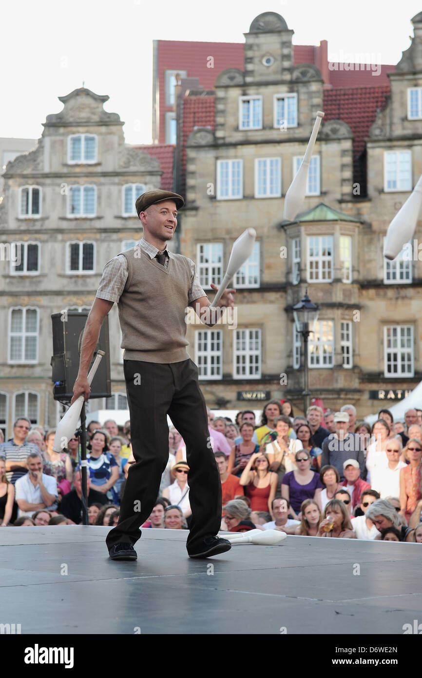 Bremen, Germania, giocoleria duo posto la caduta al Festival Internazionale del Circo 2012 Street Foto Stock