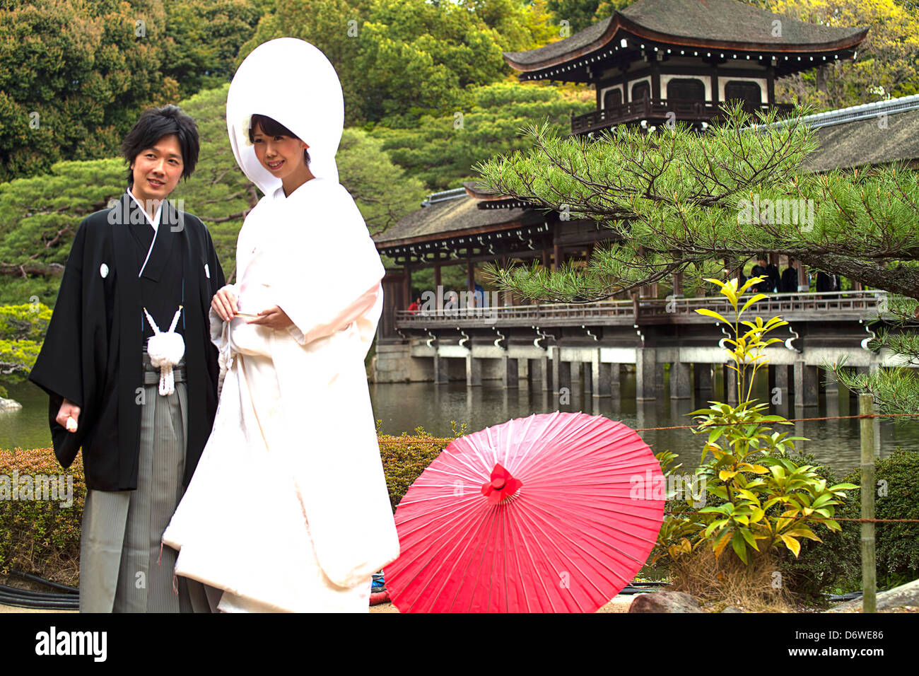Tradizionale Giapponese costumi di nozze - Giappone 2013, Giapponese tradizionale abito nuziale e la splendida fioritura dei ciliegi backgro Foto Stock