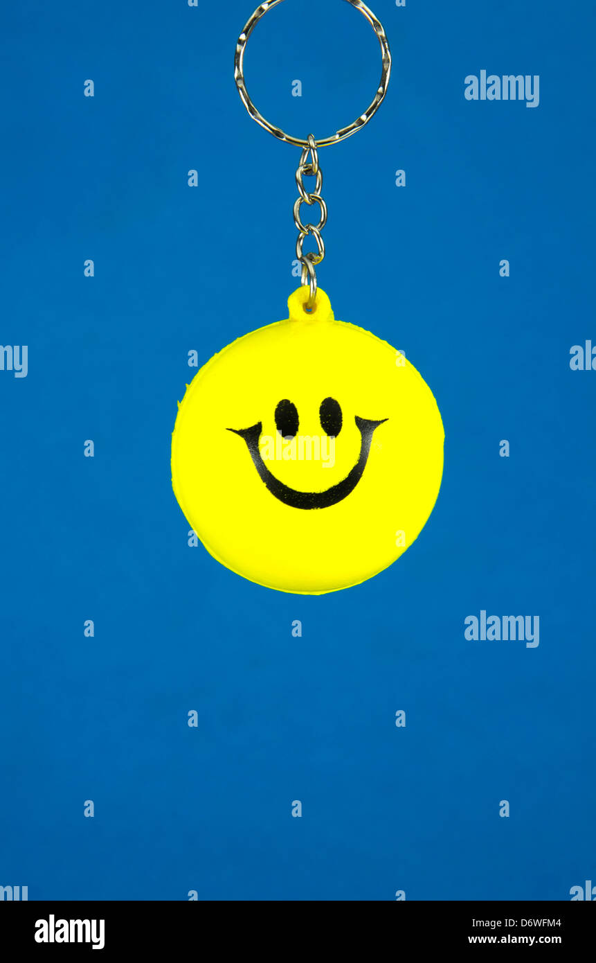 Gialli Smiley face su sfondo blu Foto Stock