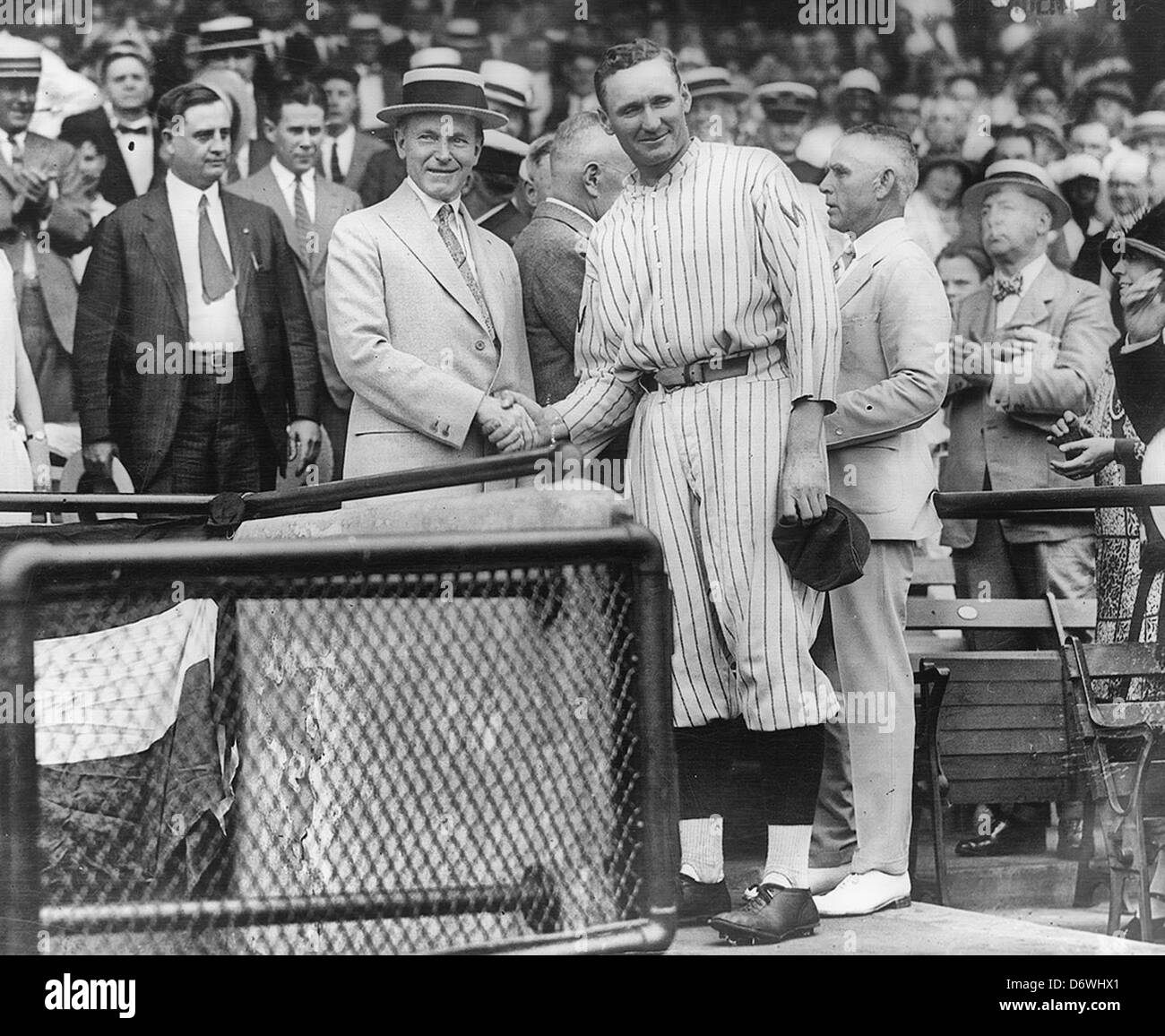 President Coolidge stringono le mani con Walter Johnson alla Griffith Stadium, circa 1925 Foto Stock