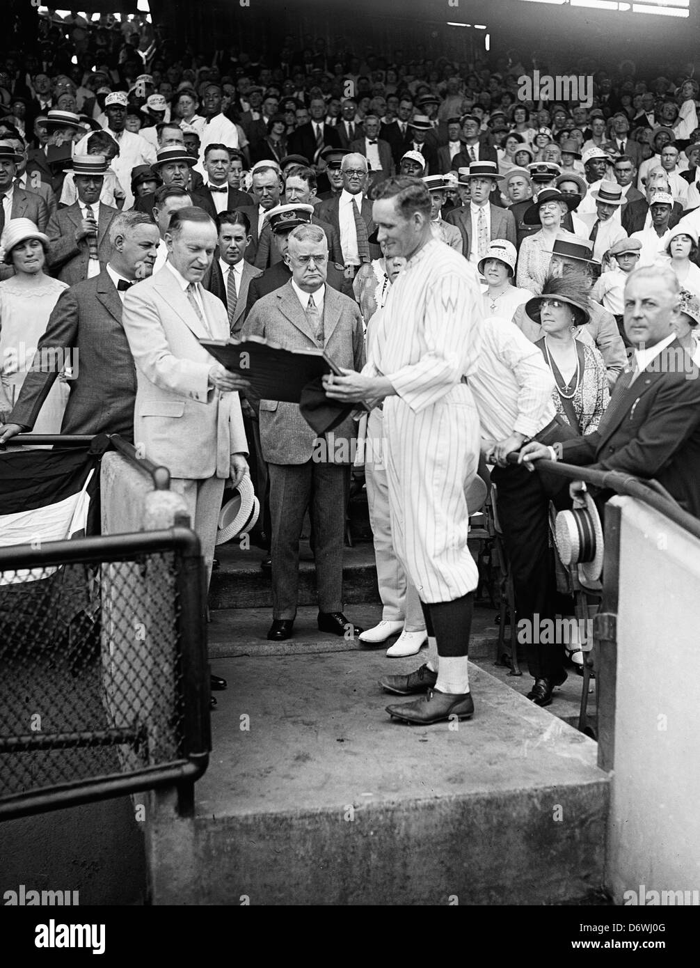 Presidente Calvin Coolidge e Walter Johnson in stand; Washington senatori baseball, circa 1925 Foto Stock