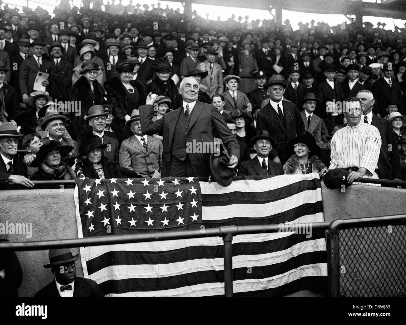Presidente Usa Warren Harding gettando baseball al gioco di Washington, tra 1921 e 1923 Foto Stock