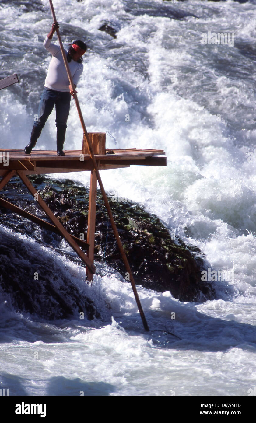 Stati Uniti d'America, Oregon, fiume Deschutes, Indiano pescatore lancia a ponte Sherars Foto Stock