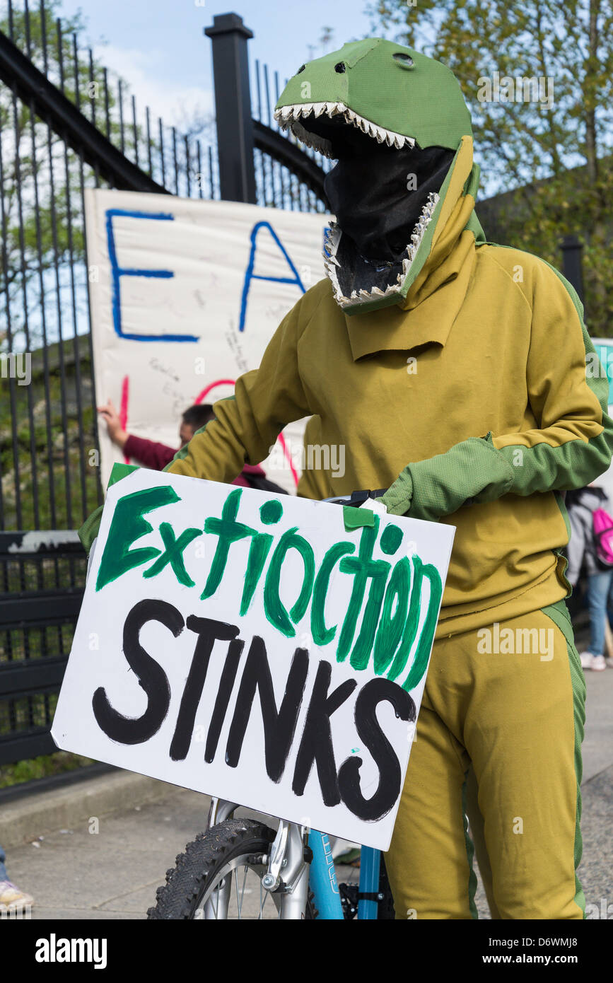 I dinosauri contro i combustibili fossili a Vancouver per la Giornata della Terra parata e Festival 2013 Foto Stock