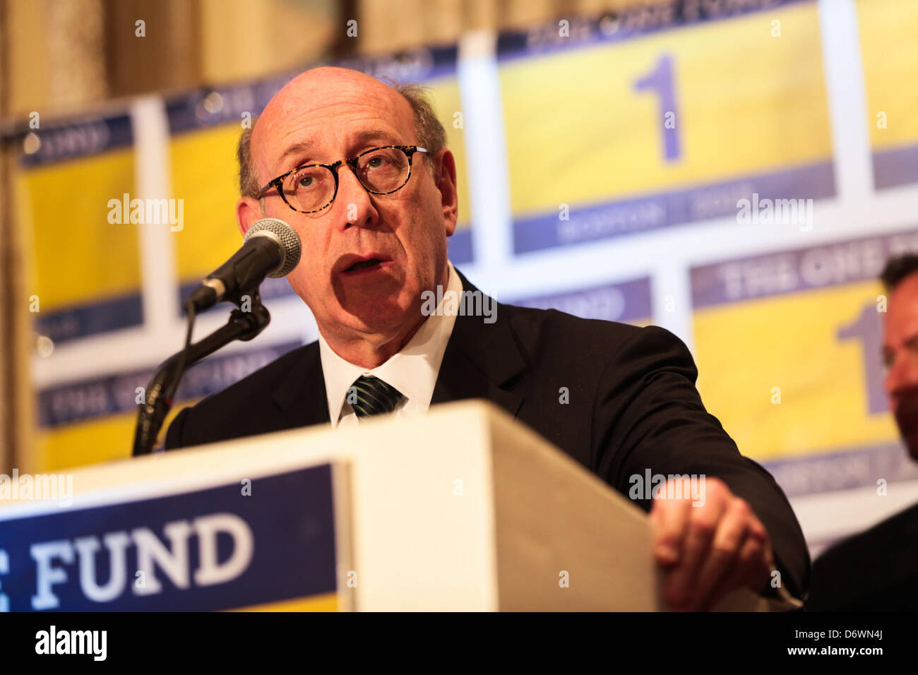 Boston, Massachusetts, USA. 23 Aprile, 2013. Di recente nominato amministratore di un fondo di Boston, KENNETH FEINBERG, annuncia il fondo di una Boston ha sollevato $20 milioni di dollari per la Maratona di Boston il bombardamento di vittime di Boston. (Immagine di credito: credito: Nicolaus Czarnecki/METRO US/ZUMAPRESS.com/Alamy Live News) Foto Stock