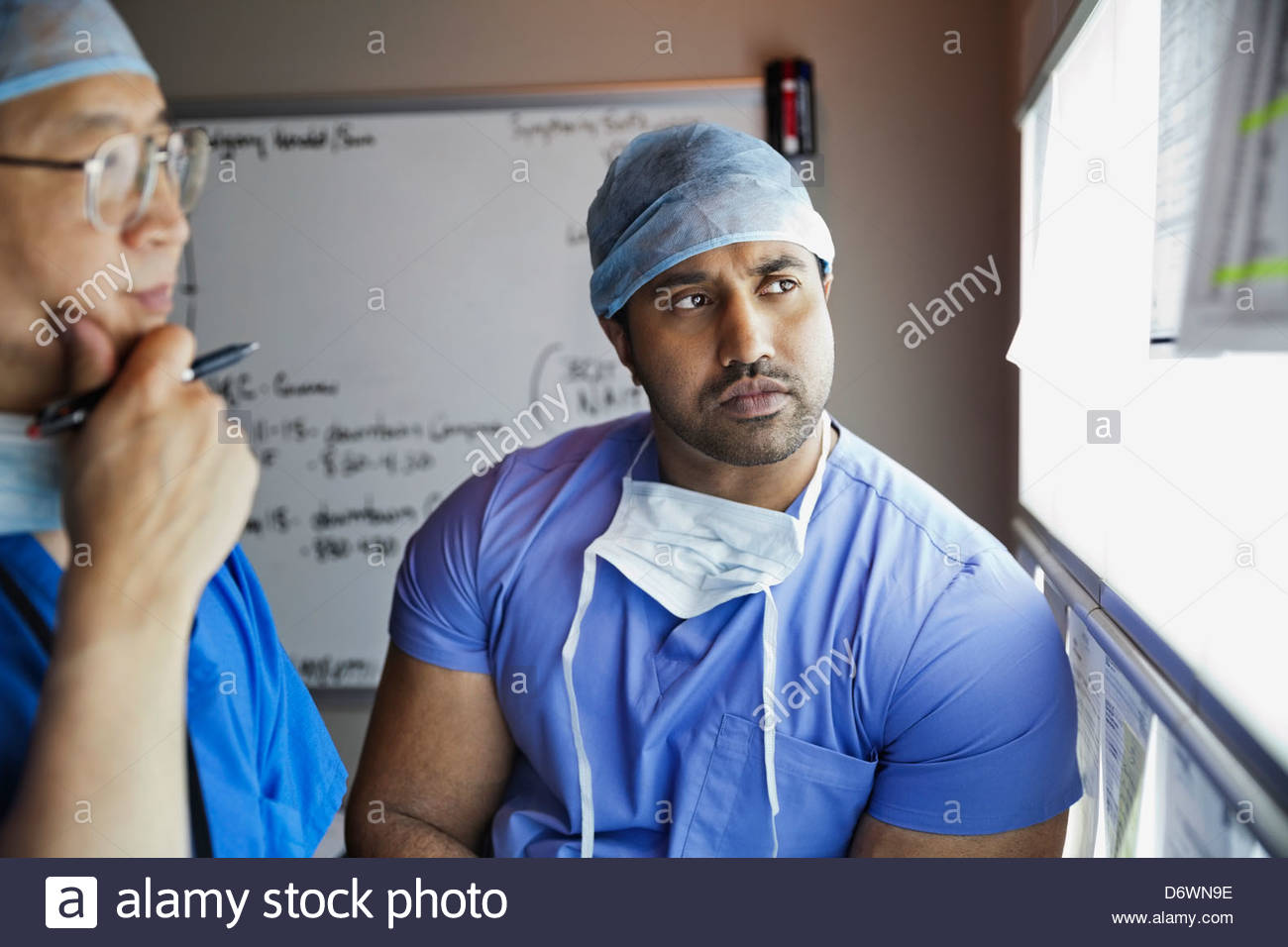 Senior chirurgo e medico esame relazione in ospedale Foto Stock
