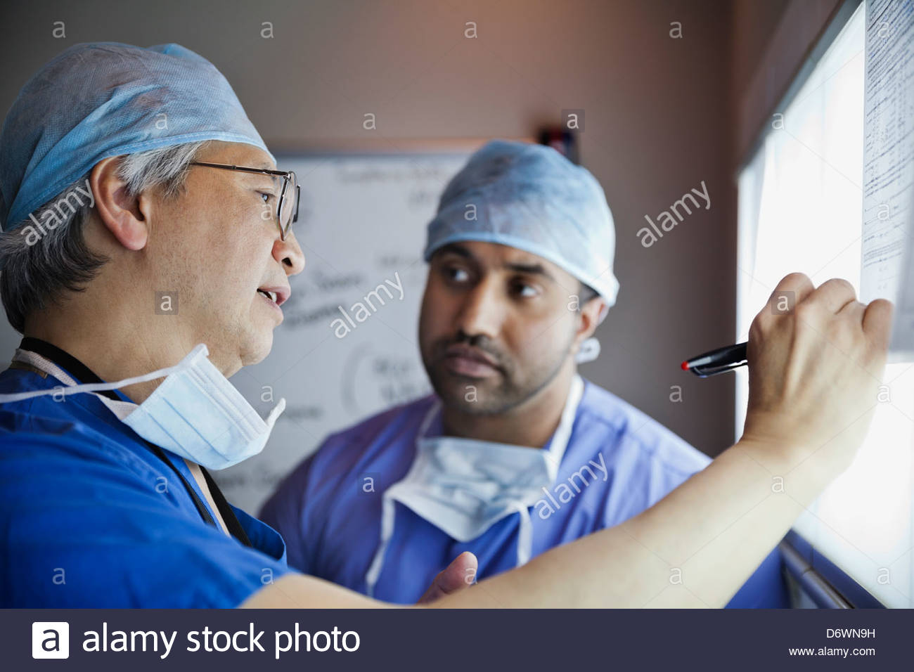 Senior chirurgo discutendo di relazione con il collega in ospedale Foto Stock