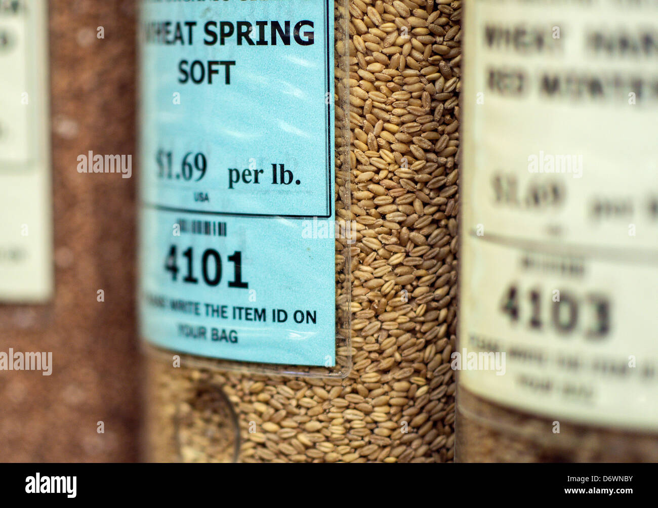 Tutto cereali organici in un magazzino distributore. Foto Stock