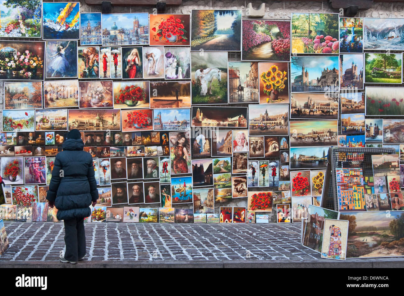 Art display sulla parete difensiva nei pressi di porta Florianska a Cracovia, Polonia Foto Stock