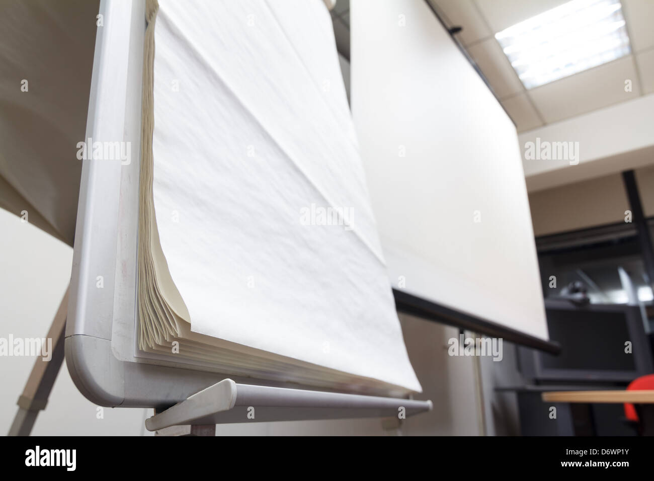 Vuoto sullo schermo del proiettore e lavagna a fogli mobili in ufficio Foto Stock