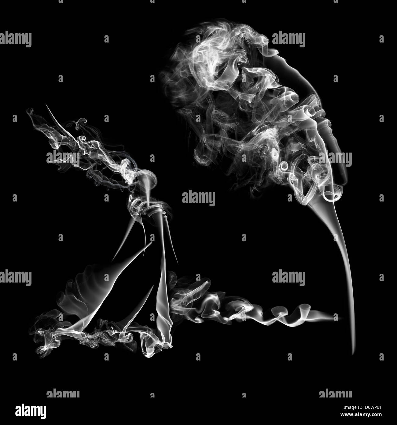 Donna di figura fatta dal fumo isolati su sfondo nero Foto Stock